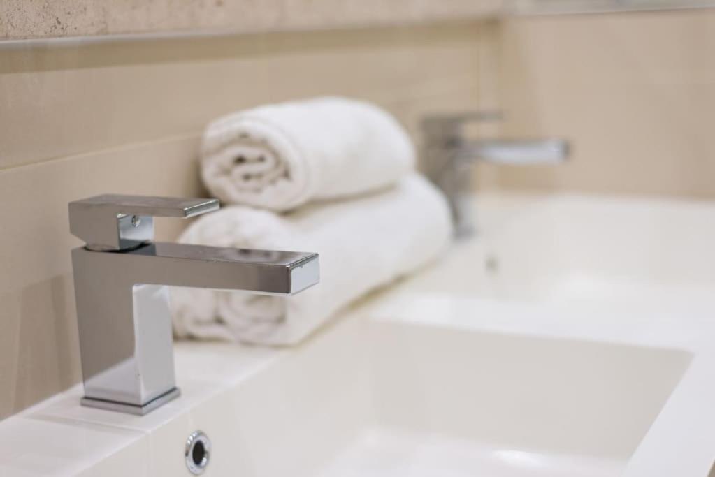 Self Catering , City Centre Apartment With Parking EDI Eksteriør billede