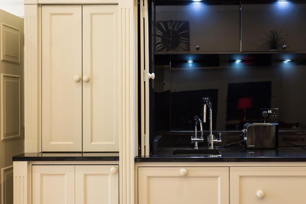 Self Catering , City Centre Apartment With Parking EDI Eksteriør billede